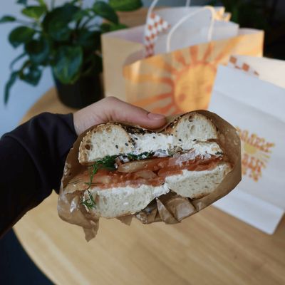 Charly & Ben Bagels interior